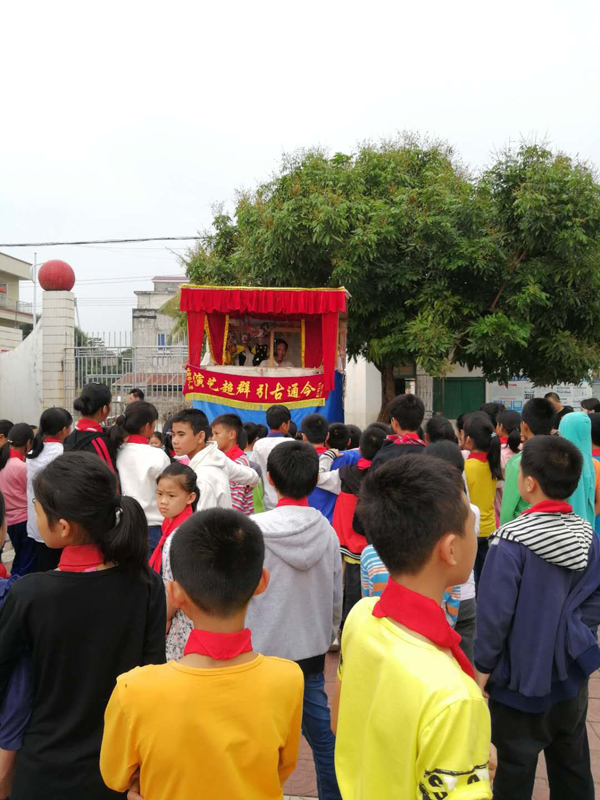 图为学生观看单人木偶戏展演.jpg