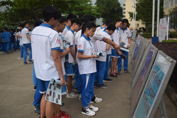 图为学生观看非物质文化遗产项目图片展.jpg